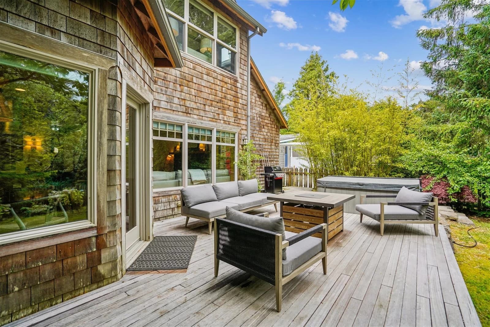 Puffins on Larch- New! Hot Tub, Walk to the Beach & Downtown — main photo