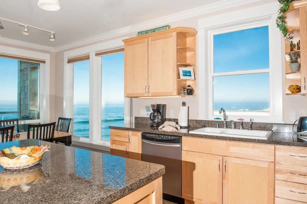 Oceanfront Condos w/ Hot Tubs - Pacific Winds vacation rental in Lincoln City — photo 4