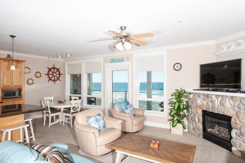 Beach Haven Oceanfront Condo w/ Private Hot Tub vacation rental in Lincoln City — photo 5