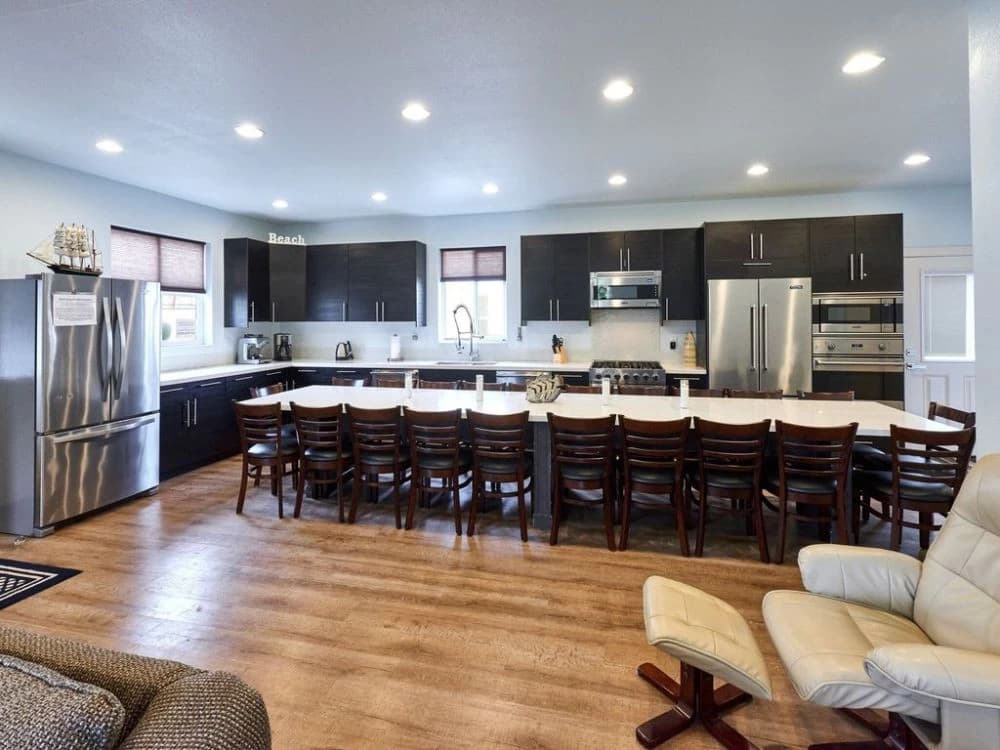 Surfers Beach Retreat - SwimSpa, 10+ Bedrooms vacation rental in Lincoln Beach — photo 2