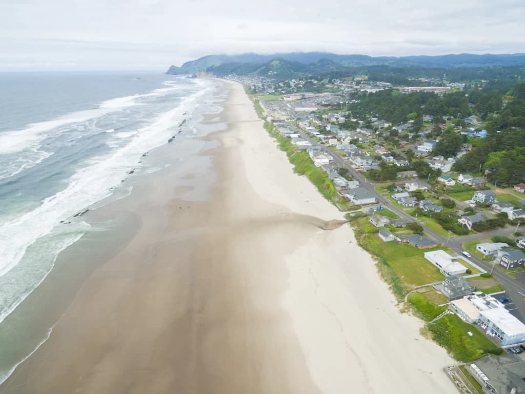 Inlet Beach House - Game Room, Direct Beach Access vacation rental in Lincoln City — photo 3