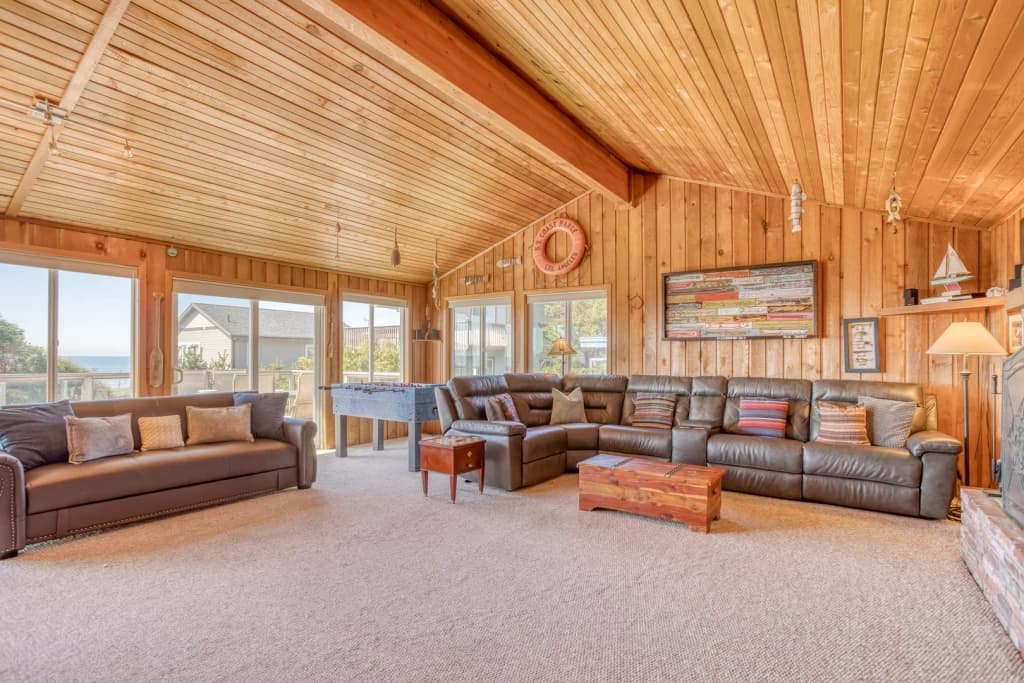 Roads End Roost - Hot Tub, Fenced Yard vacation rental in Lincoln City — photo 2