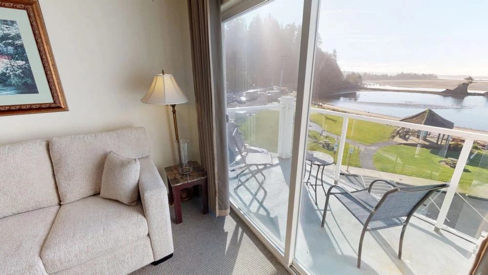 Waters Edge 402 vacation rental in Lincoln City — photo 3