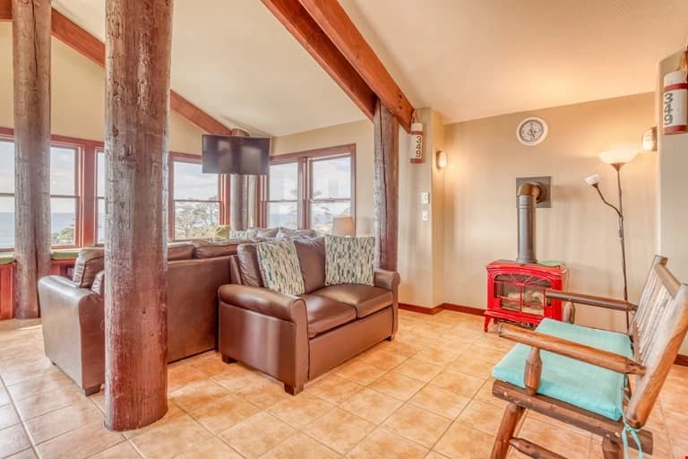 A Beach Treehouse vacation rental in Lincoln City — photo 4