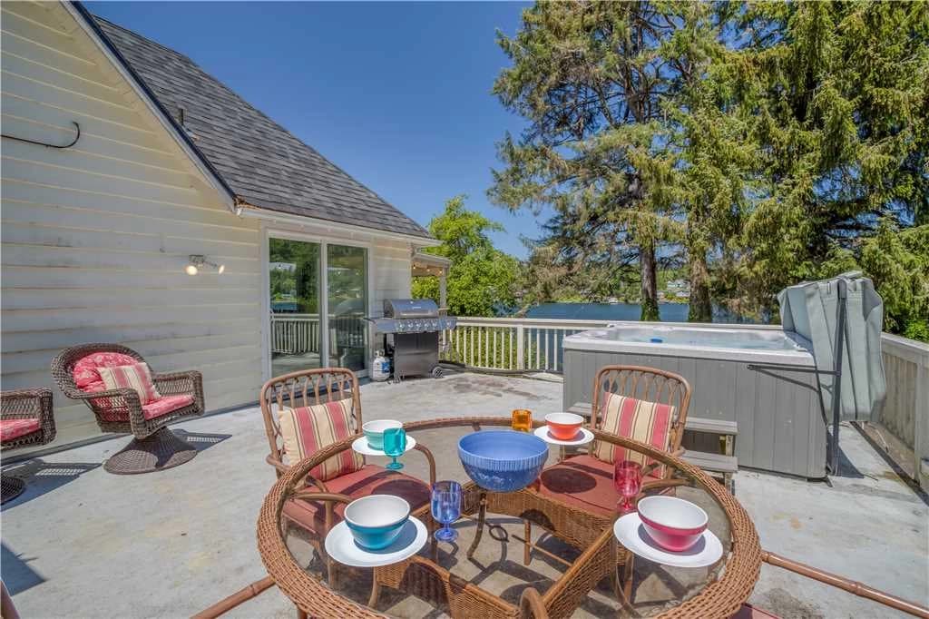 Laurel Haven - Devils Lake, Hot Tub, Game Room, Kayaks vacation rental in Otis — photo 4