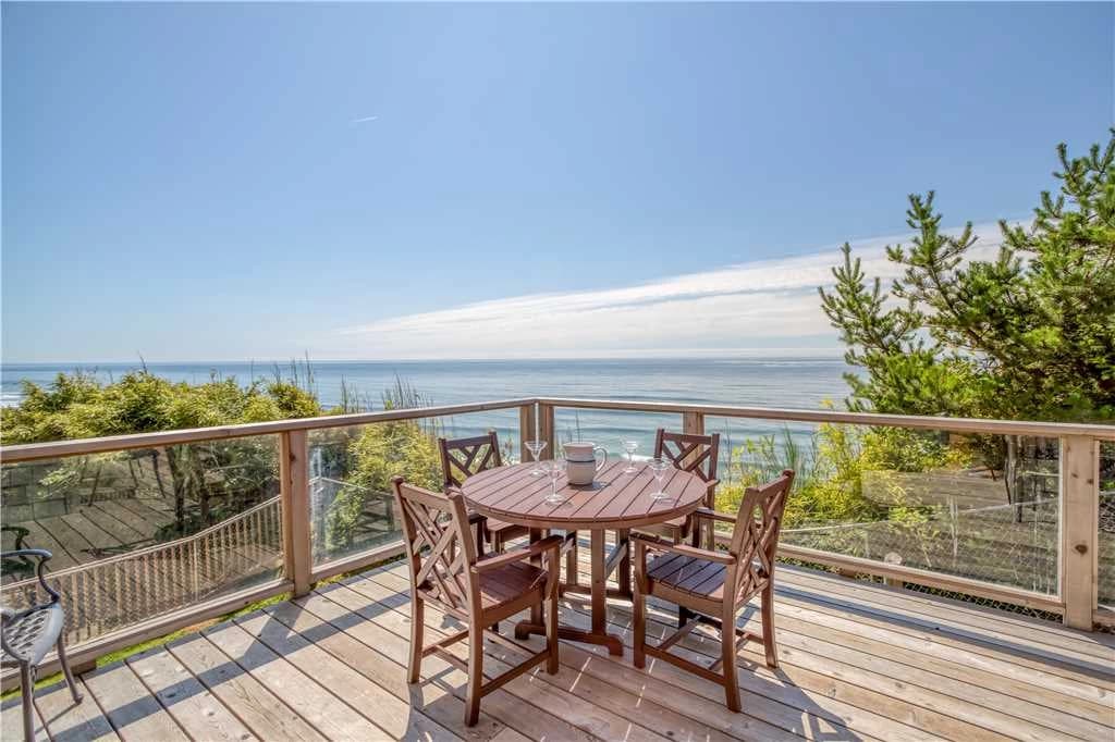 Lincoln Lighthouse - Hot Tub, Fenced Yard vacation rental in Lincoln City — photo 2