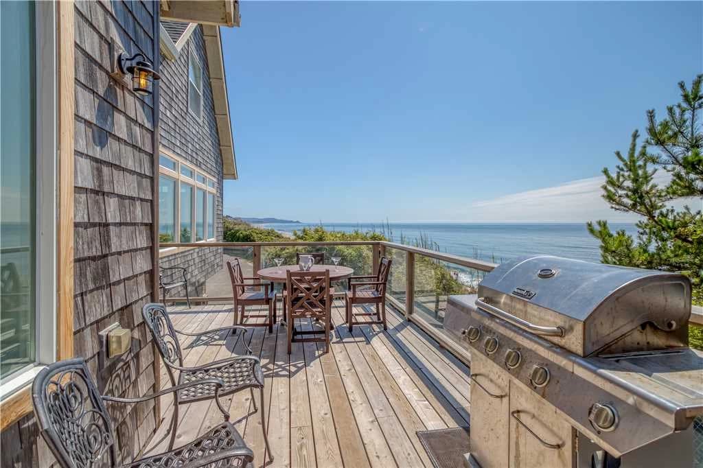 Lincoln Lighthouse - Hot Tub, Fenced Yard vacation rental in Lincoln City — photo 3