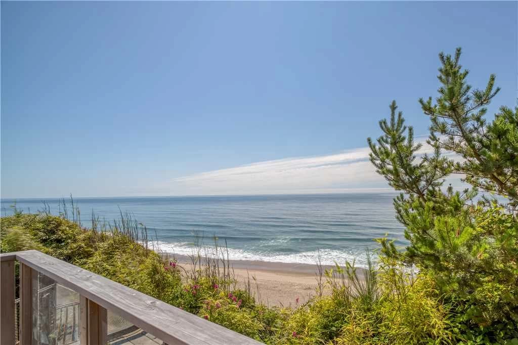 Lincoln Lighthouse - Hot Tub, Fenced Yard vacation rental in Lincoln City — photo 4