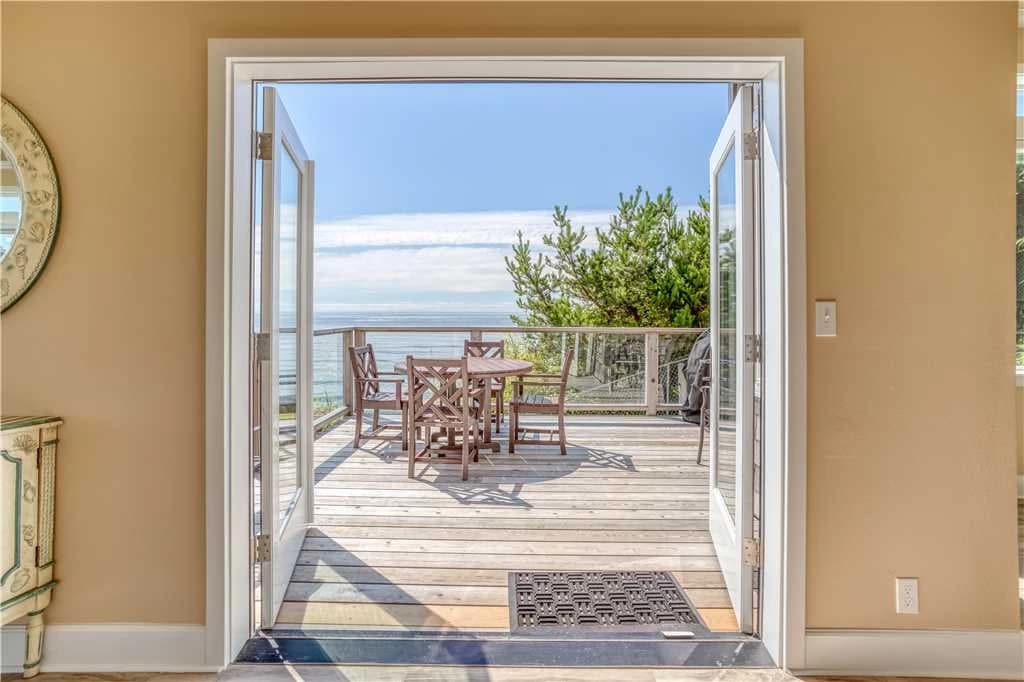 Lincoln Lighthouse - Hot Tub, Fenced Yard vacation rental in Lincoln City — photo 5