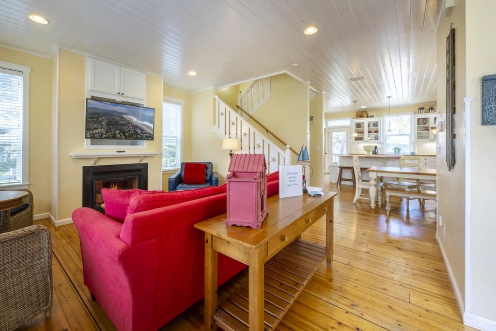 Americana + Suite | Bella Beach | Bikes | King Beds | Pet-Friendly | Hot Tub vacation rental in Lincoln Beach — photo 4