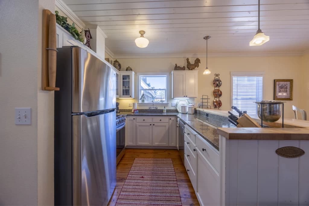 Barefoot Bungalow | Hot Tub | King Beds | Luxury Furnishings | Decks vacation rental in Lincoln Beach — photo 3