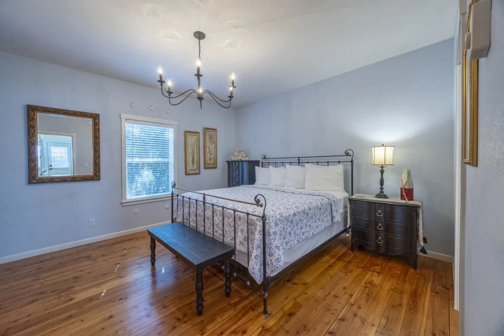 Barefoot Bungalow | Hot Tub | King Beds | Luxury Furnishings | Decks vacation rental in Lincoln Beach — photo 4