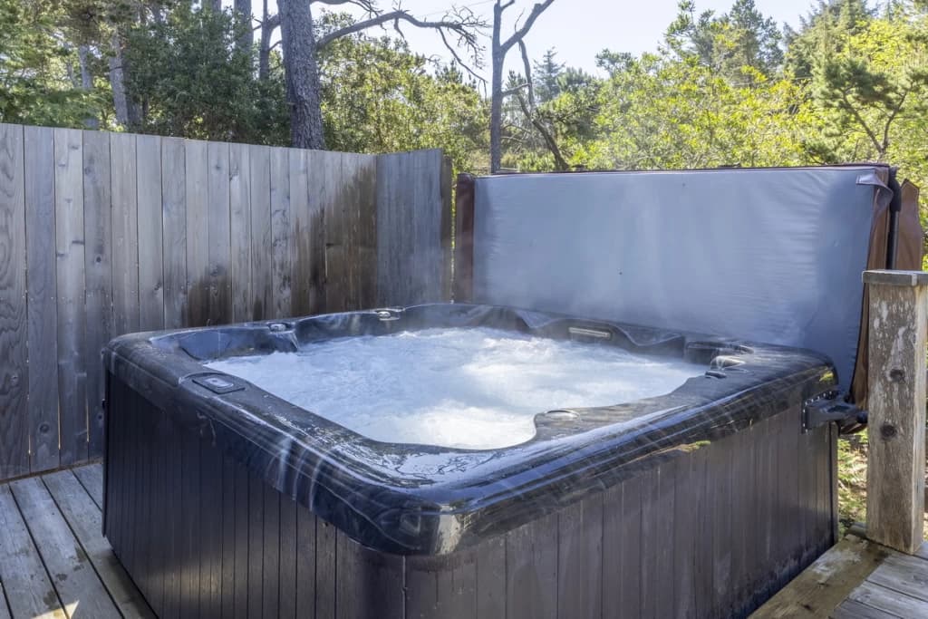 Barefoot Bungalow | Hot Tub | King Beds | Luxury Furnishings | Decks vacation rental in Lincoln Beach — photo 2