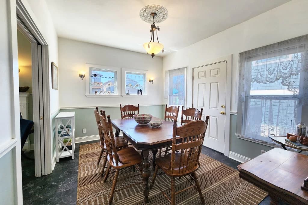 Endeavour House | 2 Bedroom | Sleeps 4 | Walk to Beach vacation rental in Newport — photo 3